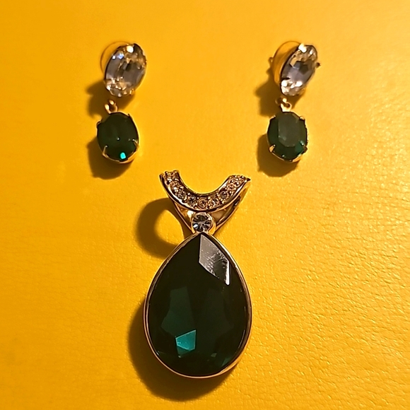 Green Emerald Rhinestone Pendant/Necklace w/Matching Earrings (Pierce Post) - Picture 1 of 5